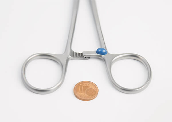 Micro-étiquettes RFID sur ciseaux chirurgicaux